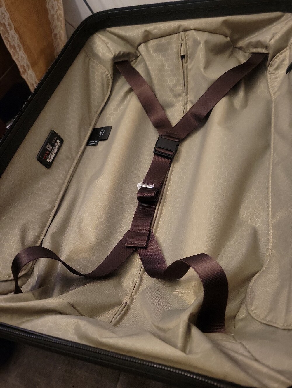 New TUMI Vapor International Carry-On in Black / Silver (msrp $675) - Picture 6 of 11